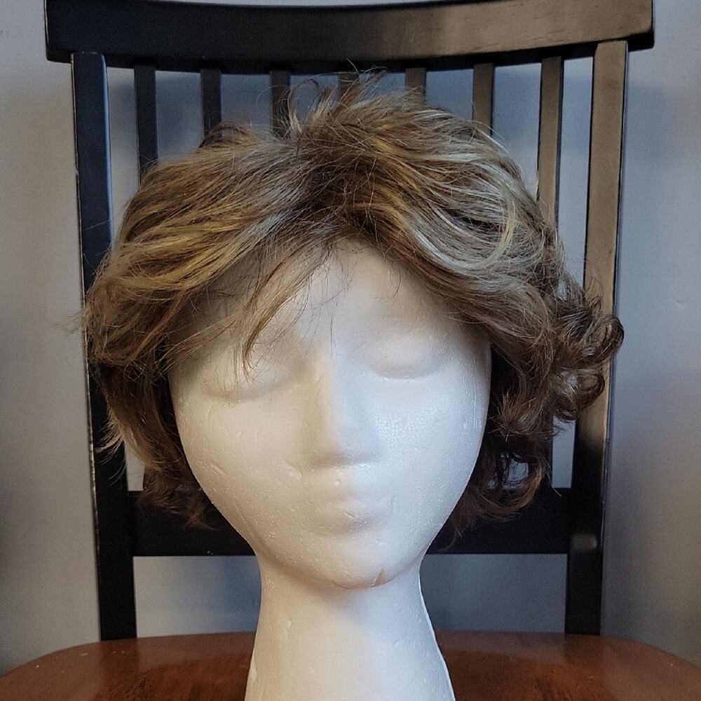 Wig by Paula Young Suzie brown gold blonde medium curly bob 10/26 size A